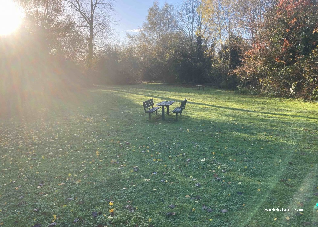 Sheffield Bottom Lock Car Park & Picnic Area" — foto 3
