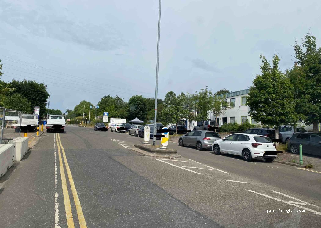 (HP12 4HJ) High Wycombe - 16 Hillbottom Road — foto