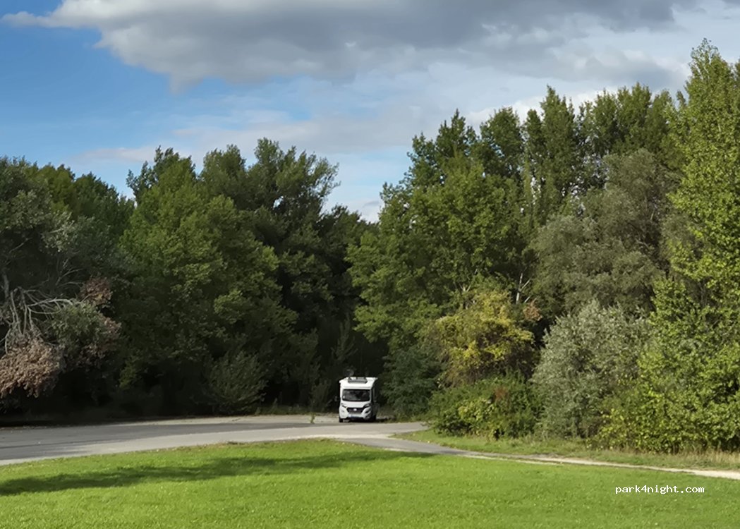 (930 05) Gabčíkovo - Unnamed Road — foto 3