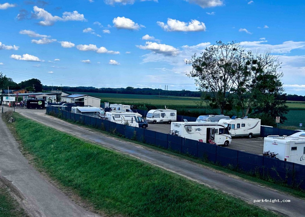 Camping Car Park - Chalon-sur-Saône, Saint-Marcel (71) — foto 4