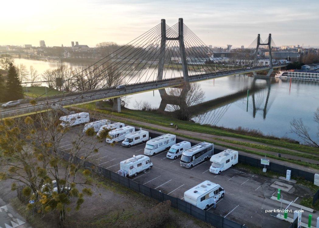 Camping Car Park - Chalon-sur-Saône, Saint-Marcel (71) — foto 5