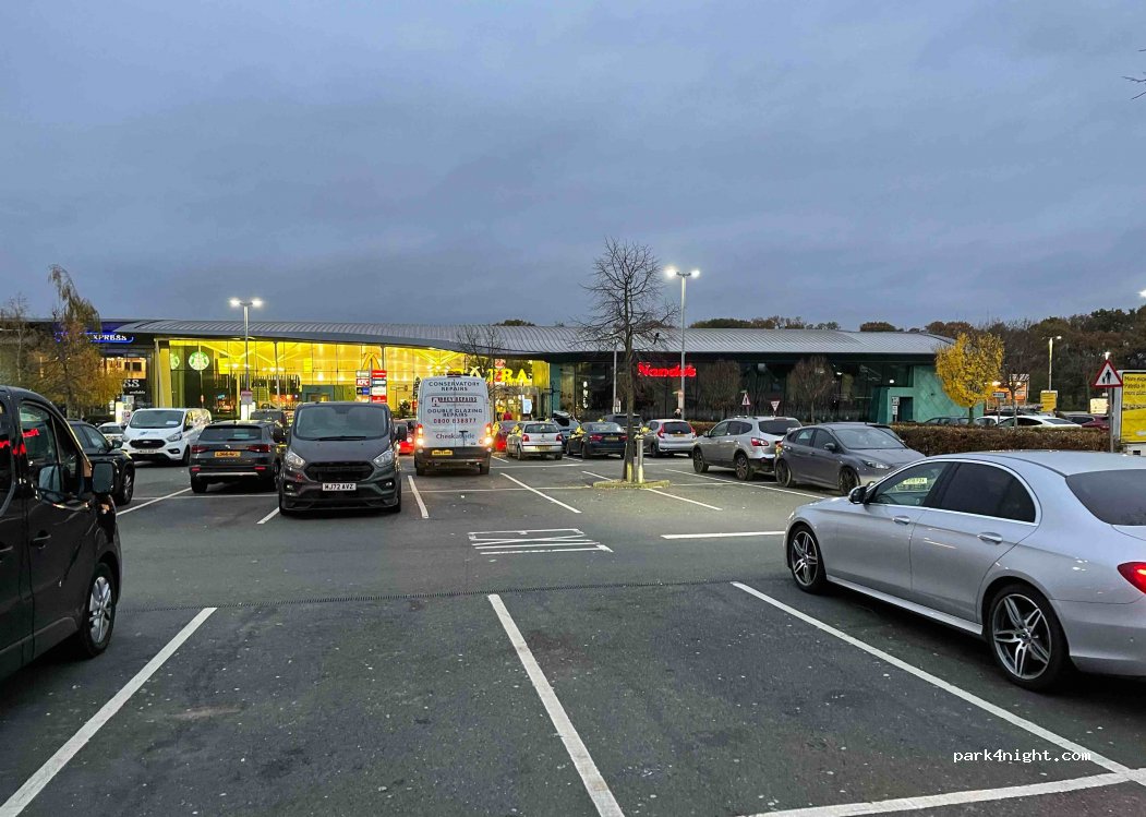 (Cobham) KT11 3DB - Unnamed Road — foto 2