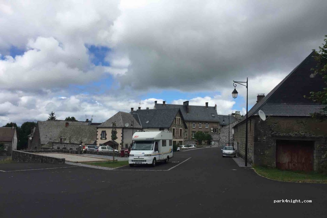 (63820) Laqueuille - 75 Pl. du Foirail — foto 2