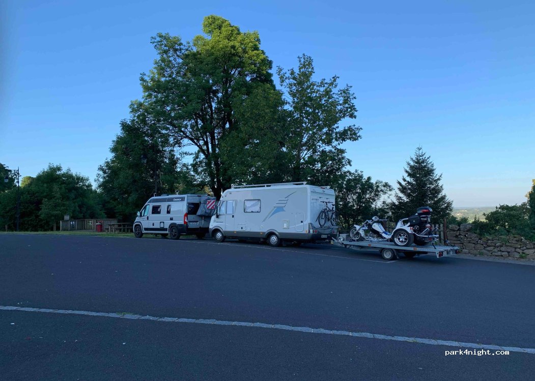 (63820) Laqueuille - 75 Pl. du Foirail — foto 3