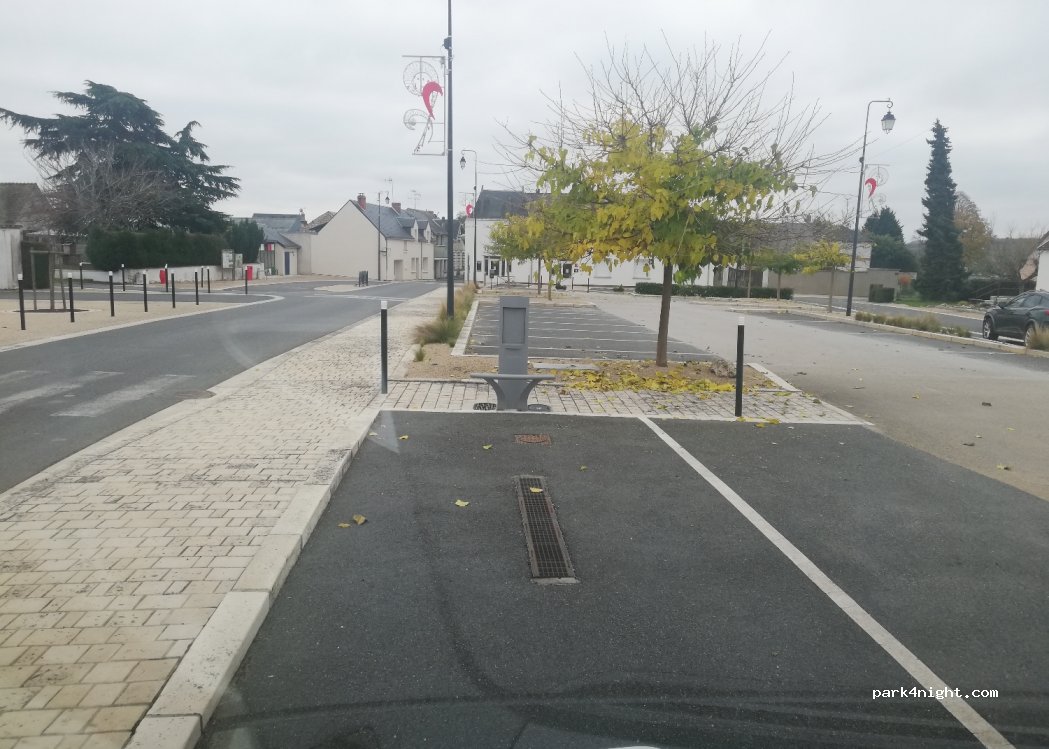 (37800) Ports-sur-Vienne - 2 Place Romain Rideau — foto