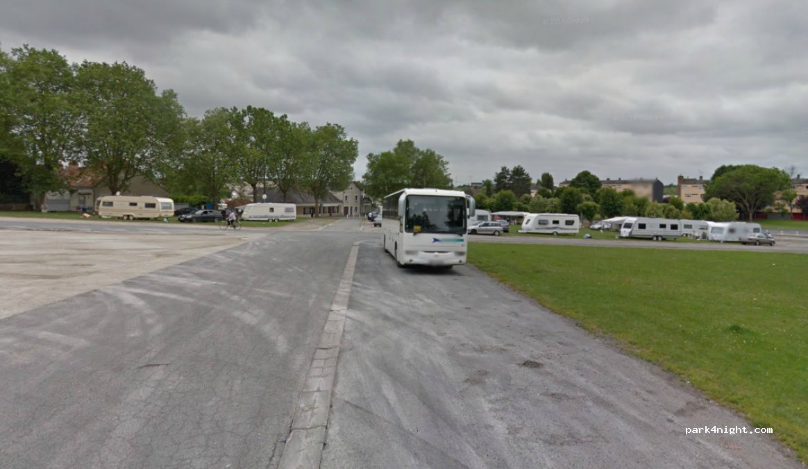 (36700) Châtillon-sur-Indre - Place du Champ de Foire — foto