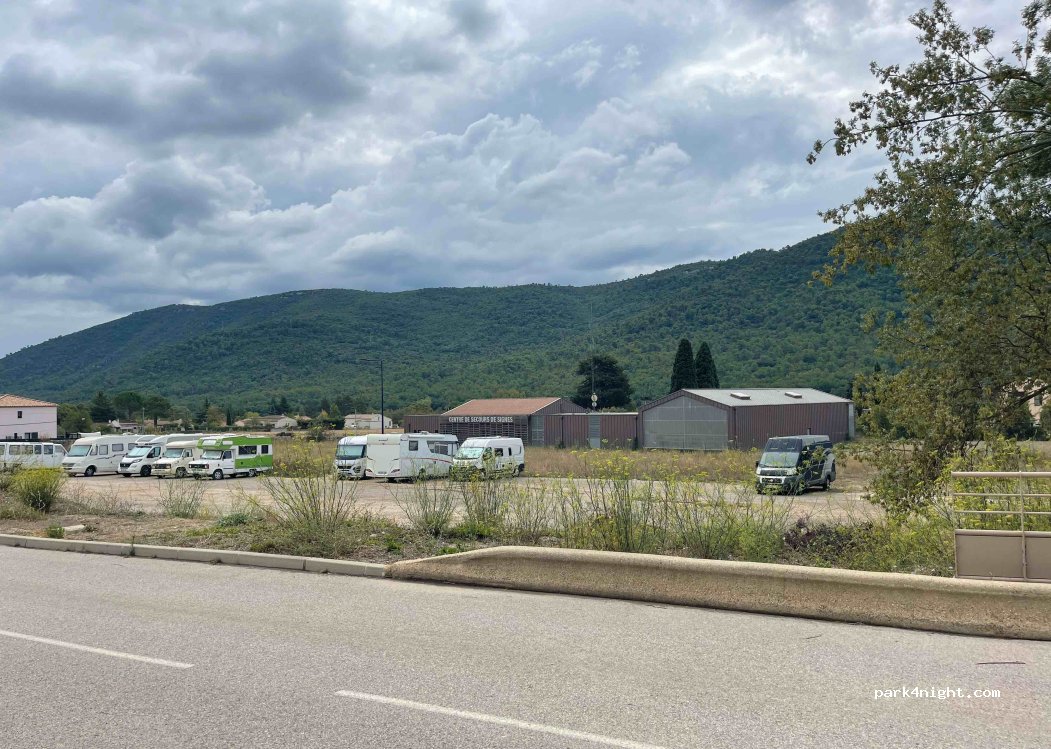 (83870) Signes - 10 Place Paul Ricard — foto 3