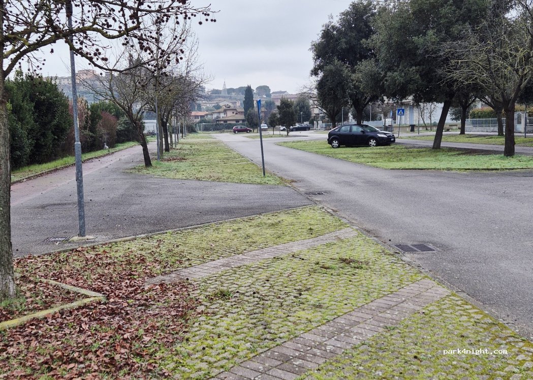 (06061) Castiglione del Lago - 24 Viale Umbria — foto 2