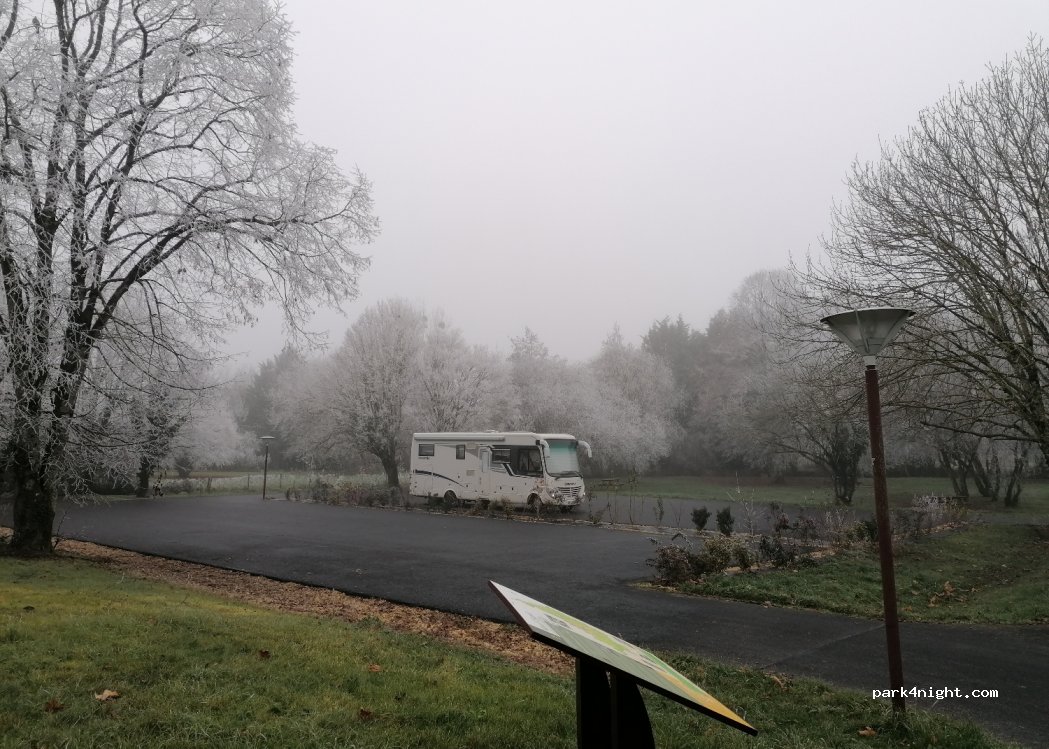 Aire de camping-cars Nieuil-l'Espoir — foto 2