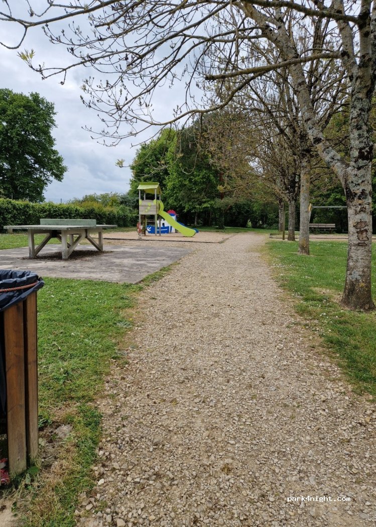 Aire de camping-cars Nieuil-l'Espoir — foto 4
