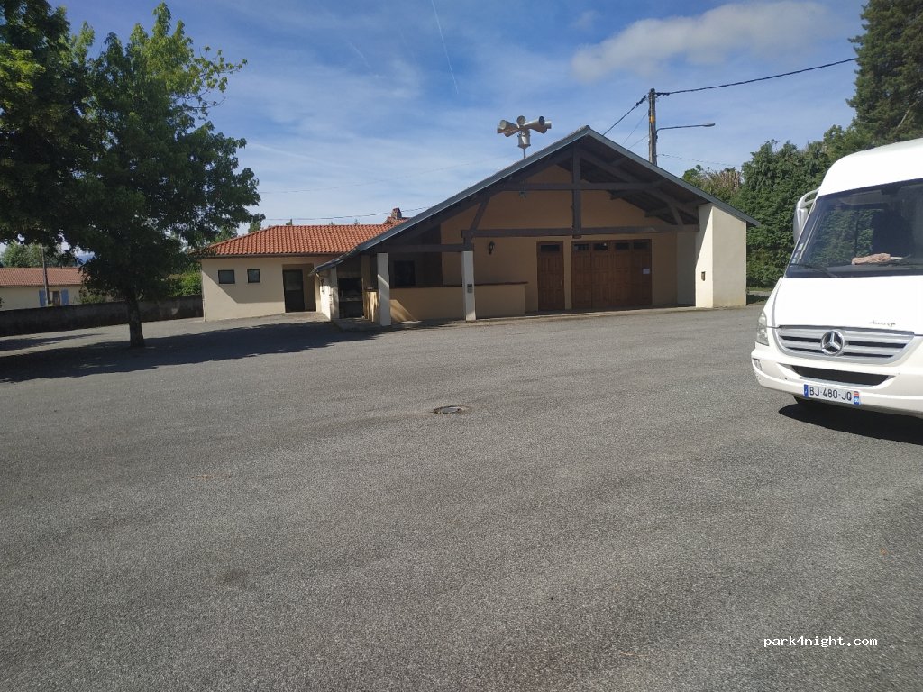 (65300) Campistrous - 5 Place de la Mairie — foto 4