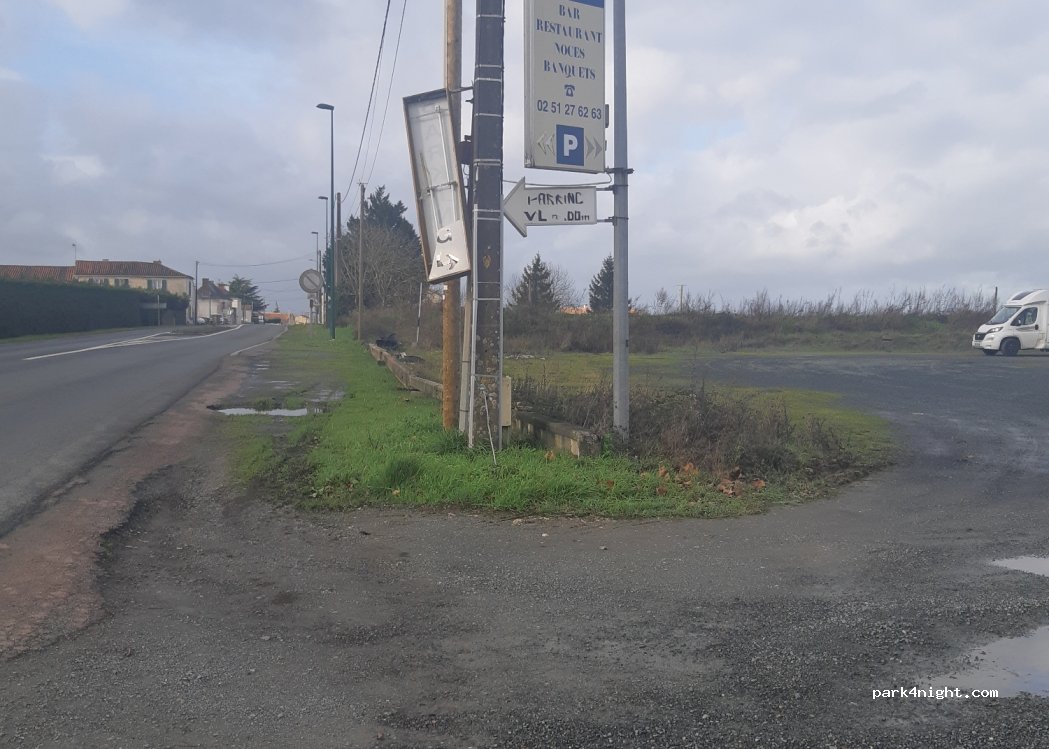 (85210) Saint-Étienne-de-Brillouet - 30 Place du Calvaire — foto 2