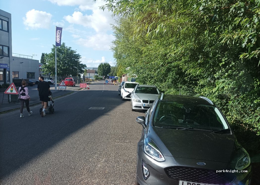 (KT15 2SB) Addlestone - 9 Hamm Moor Lane — foto