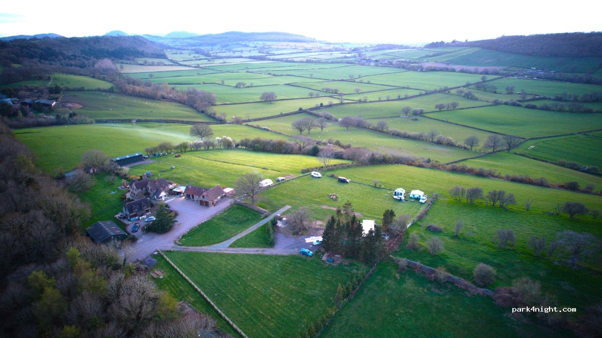 Spring Field Dark Skies Camping. — foto