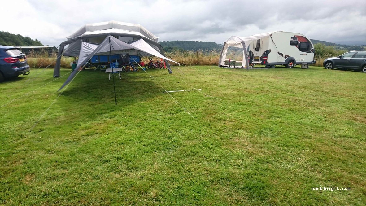 Spring Field Dark Skies Camping. — foto 4