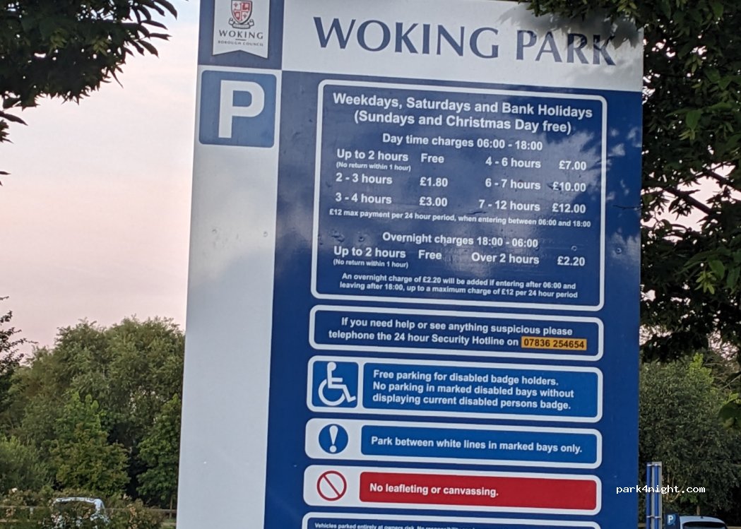 (GU22 7SQ) Woking - 1 Claremont Drive — foto