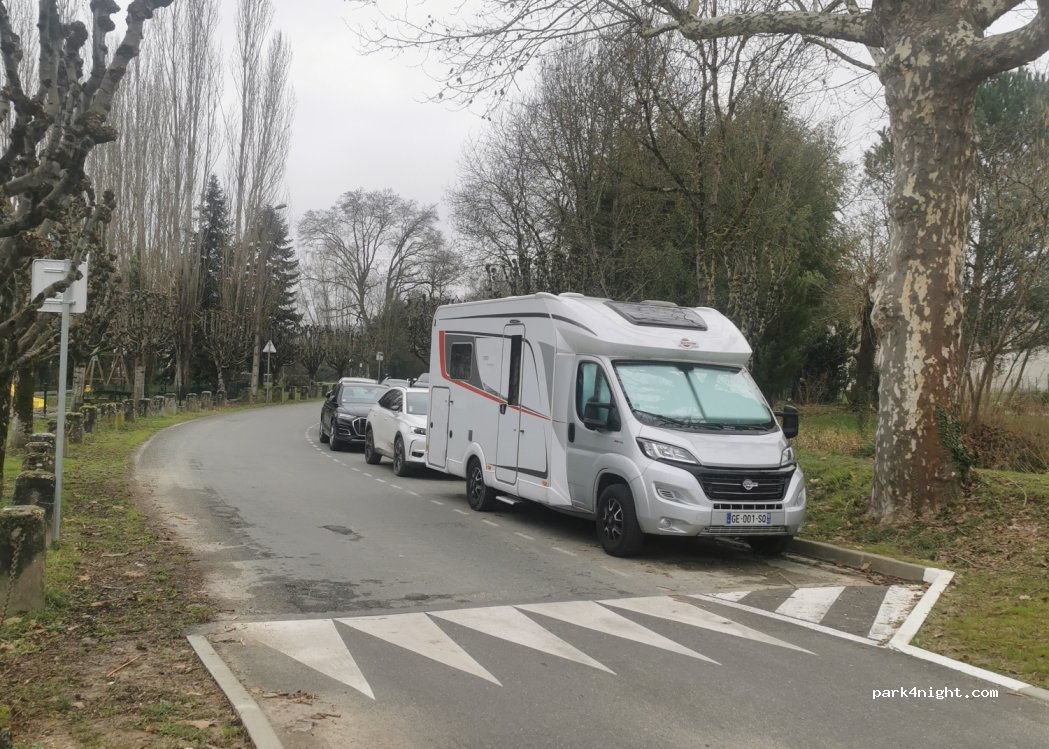 (47130) Bruch - Place Bertrand de Lamothe — foto