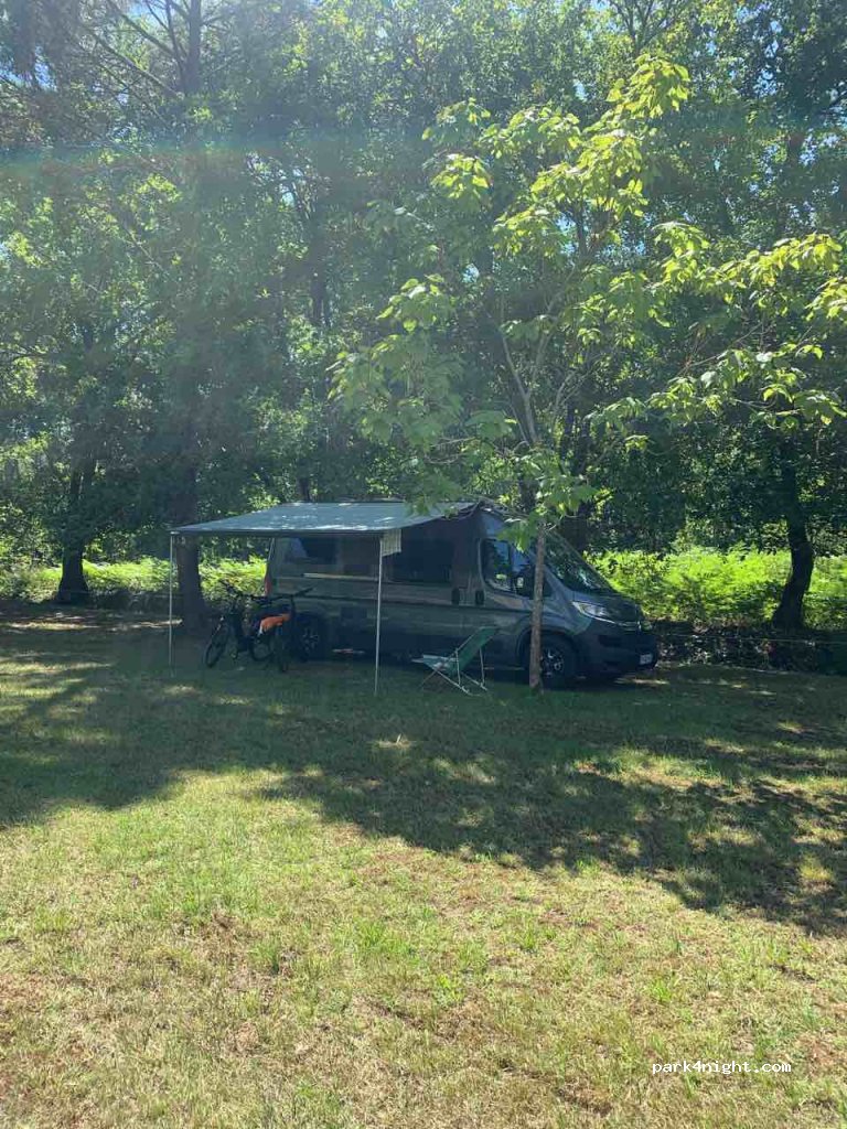 Les Prés du Pas du Mas & Maisonneuve. Camping. Aires naturelles — foto 2