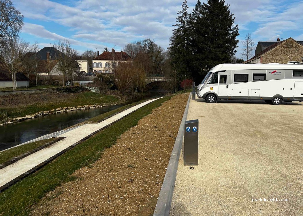 Aire Place du Port à Saint-Florentin — foto