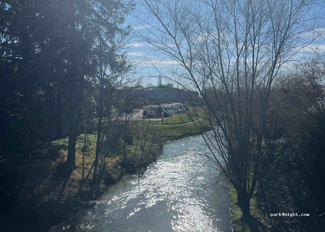 Aire Place du Port à Saint-Florentin — foto 4