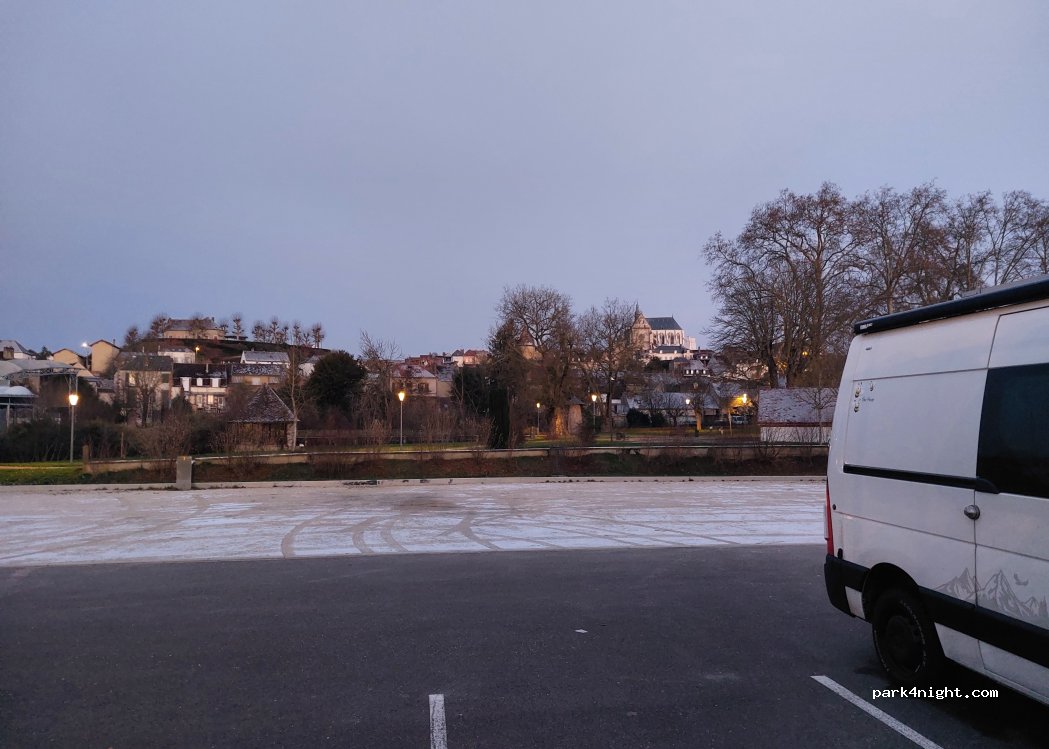 Aire Place du Port à Saint-Florentin — foto 5
