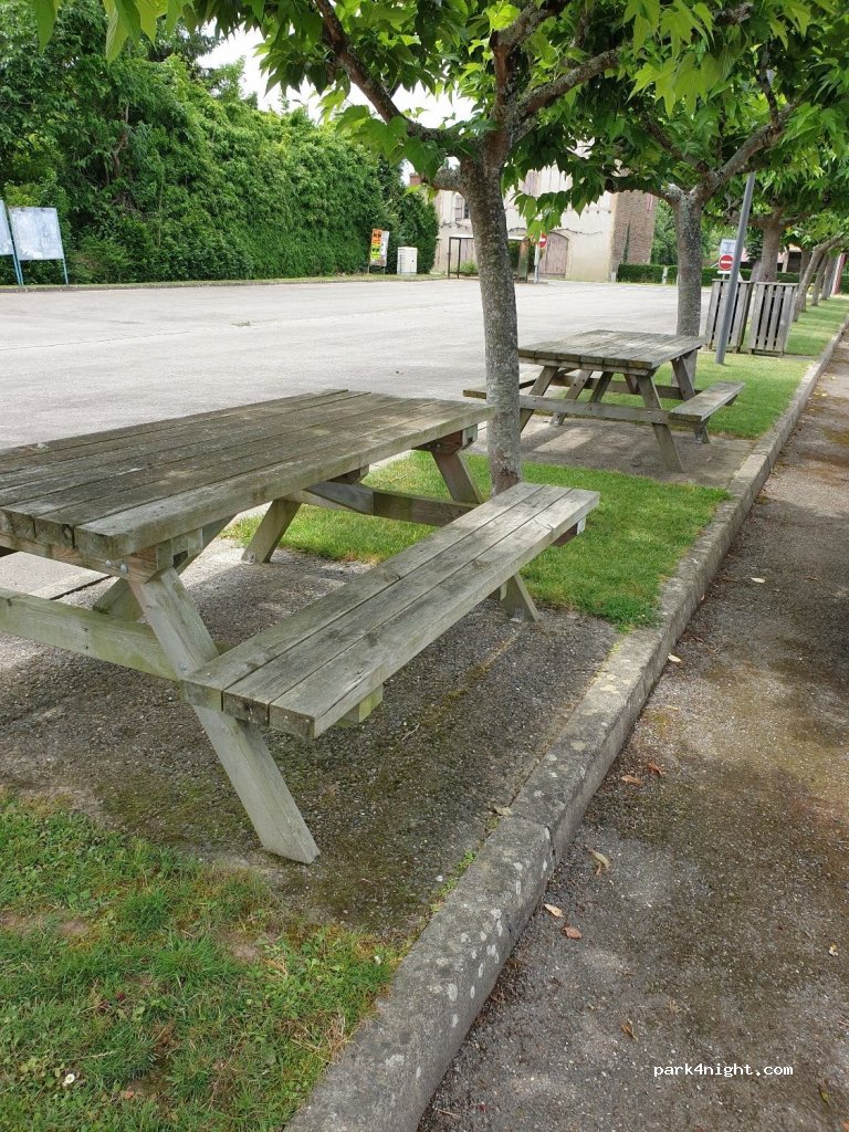 (40800) sarron - parking de la mairie — foto 3