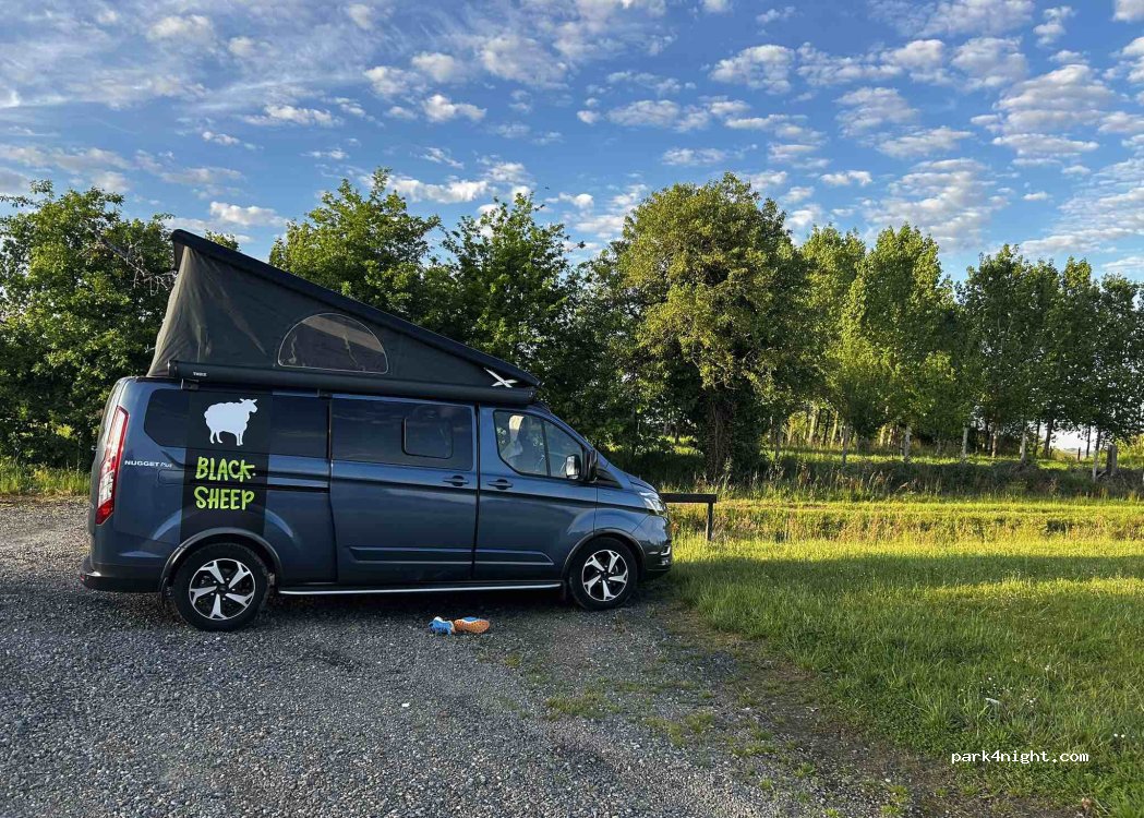 (40800) sarron - parking de la mairie — foto 4