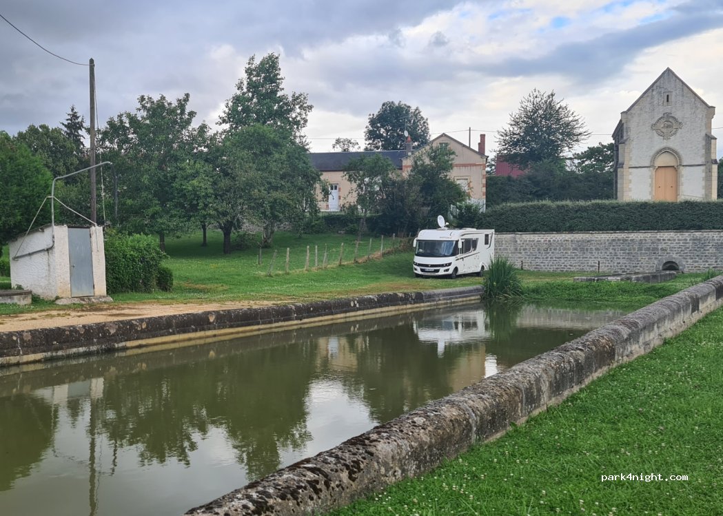 (18350) Lugny-Bourbonnais - 17 Le Bourg — foto 3