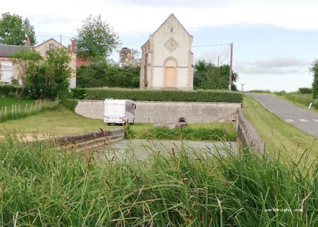 (18350) Lugny-Bourbonnais - 17 Le Bourg — foto 4