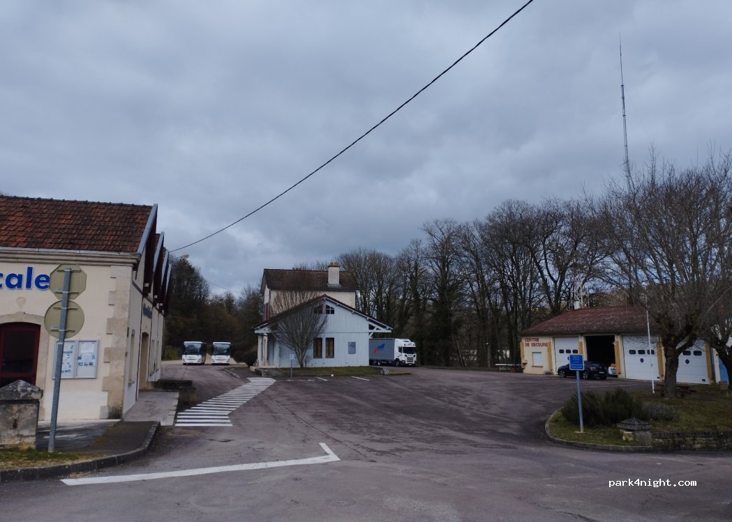 (21510) Aignay-le-Duc - 1 Place Charles de Gaulle — foto