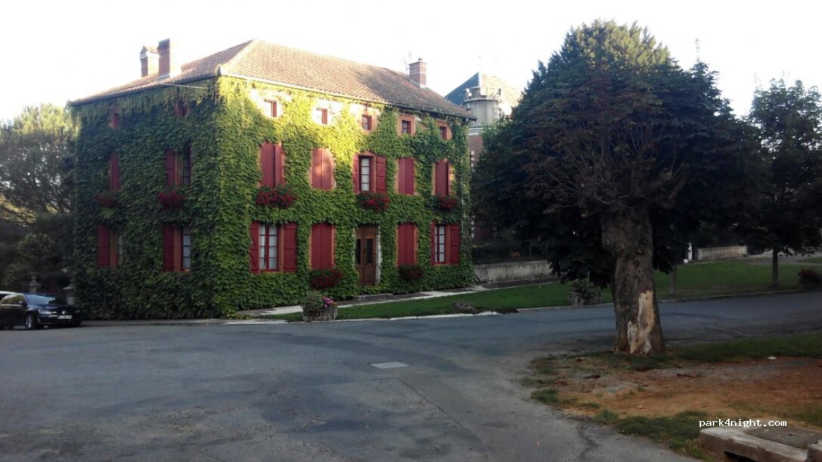 (31160) Aspet - 420-421 Place du Pré Commun — foto 2