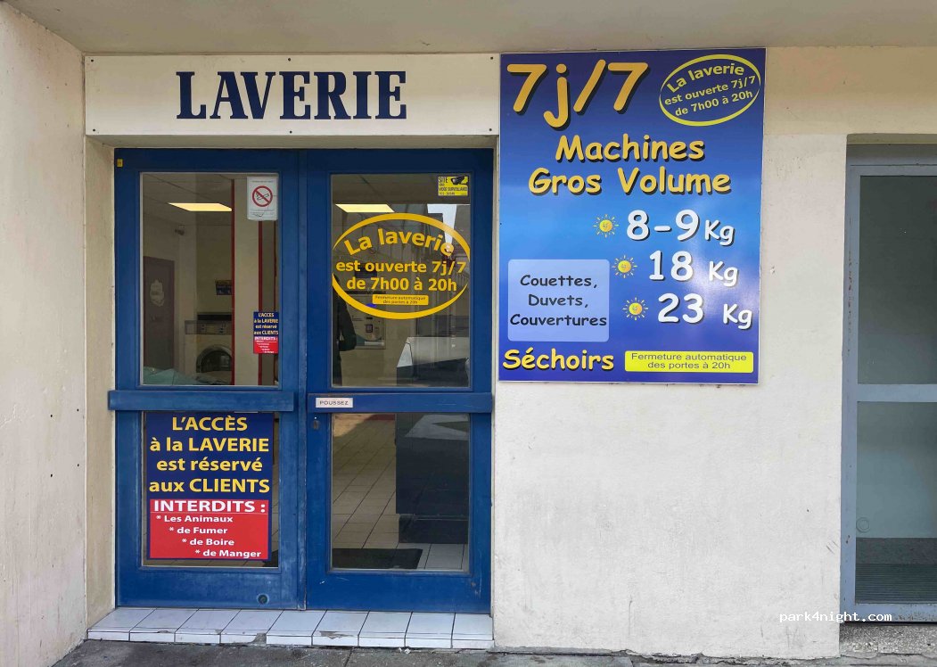 (29900) Concarneau - 11 Place de L Hôtel de ville — foto 3