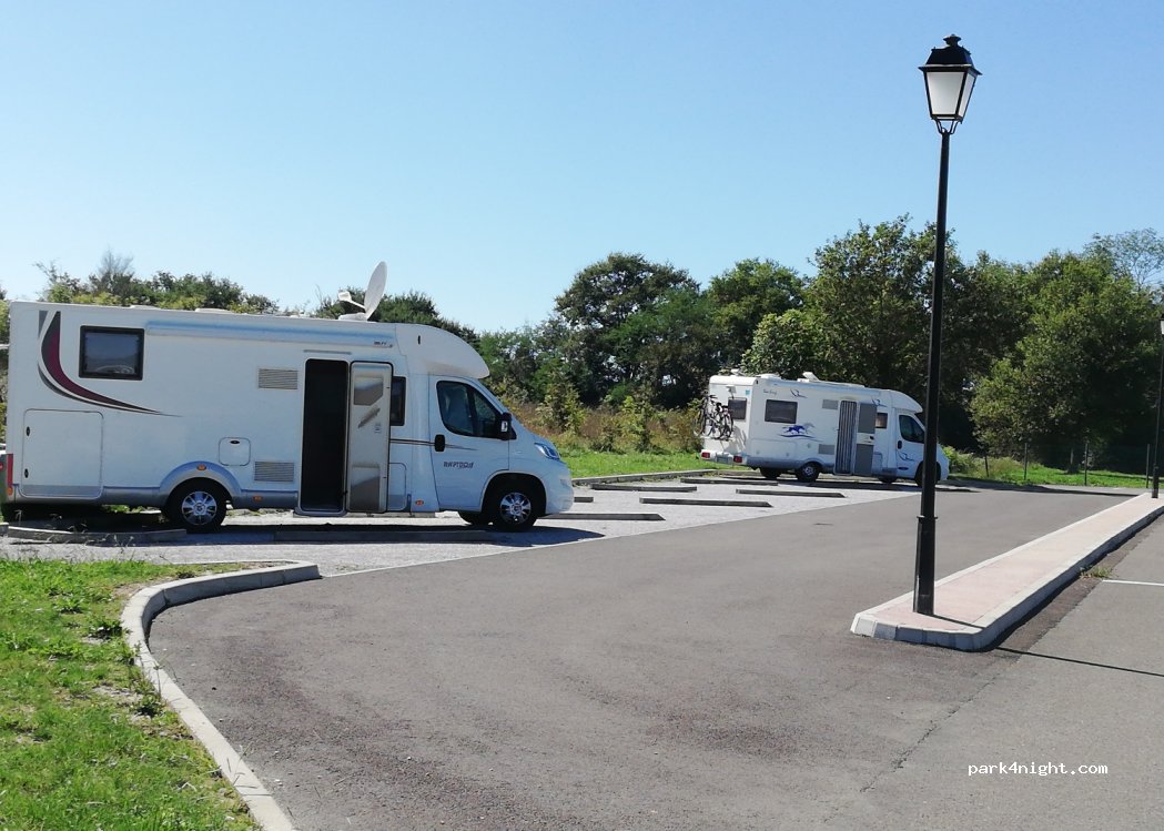 (40360) Pomarez - 135 Place des Arènes — foto 3