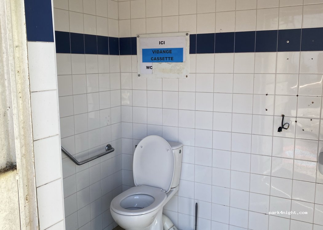 (40360) Pomarez - 135 Place des Arènes — foto 4