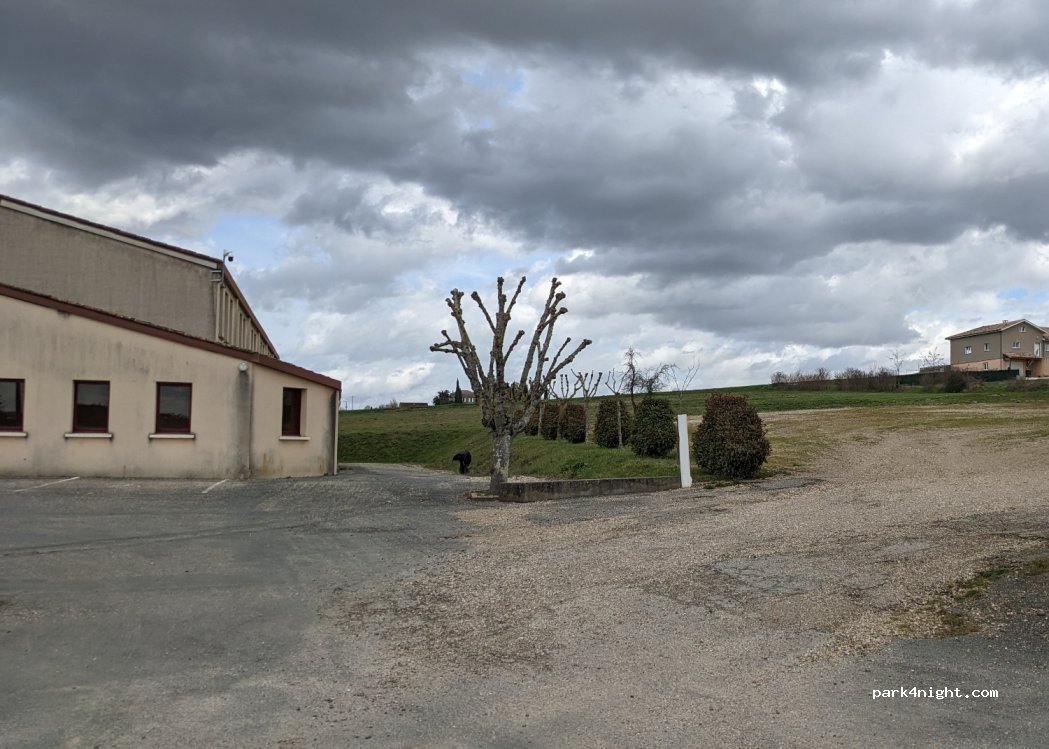 Parking de la Salle Polyvalente | Birac-sur-Trec — foto