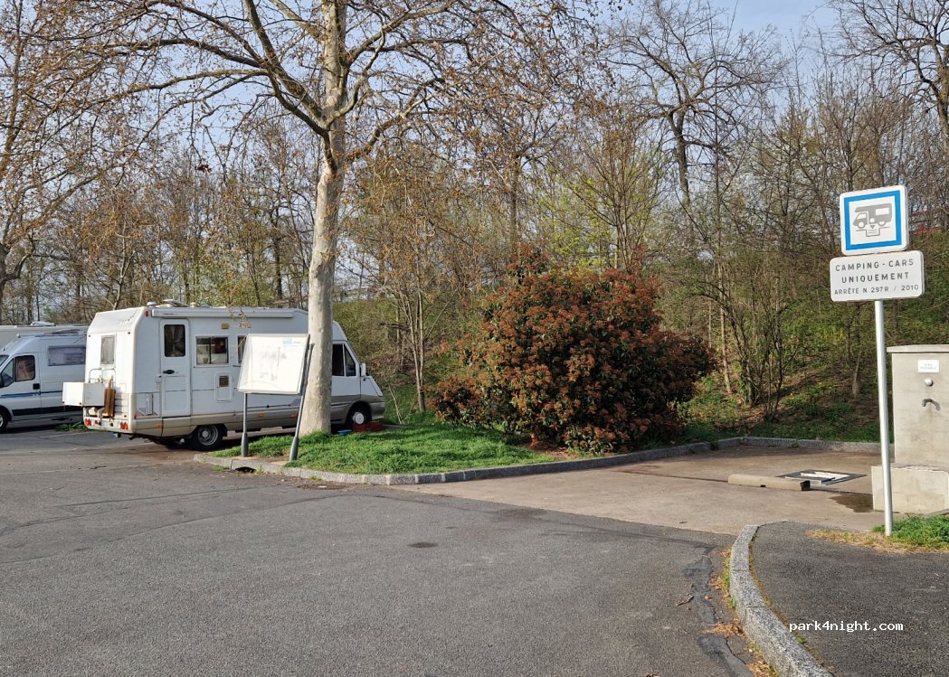 Aire de camping-cars Belleville-en-Beaujolais — foto 3