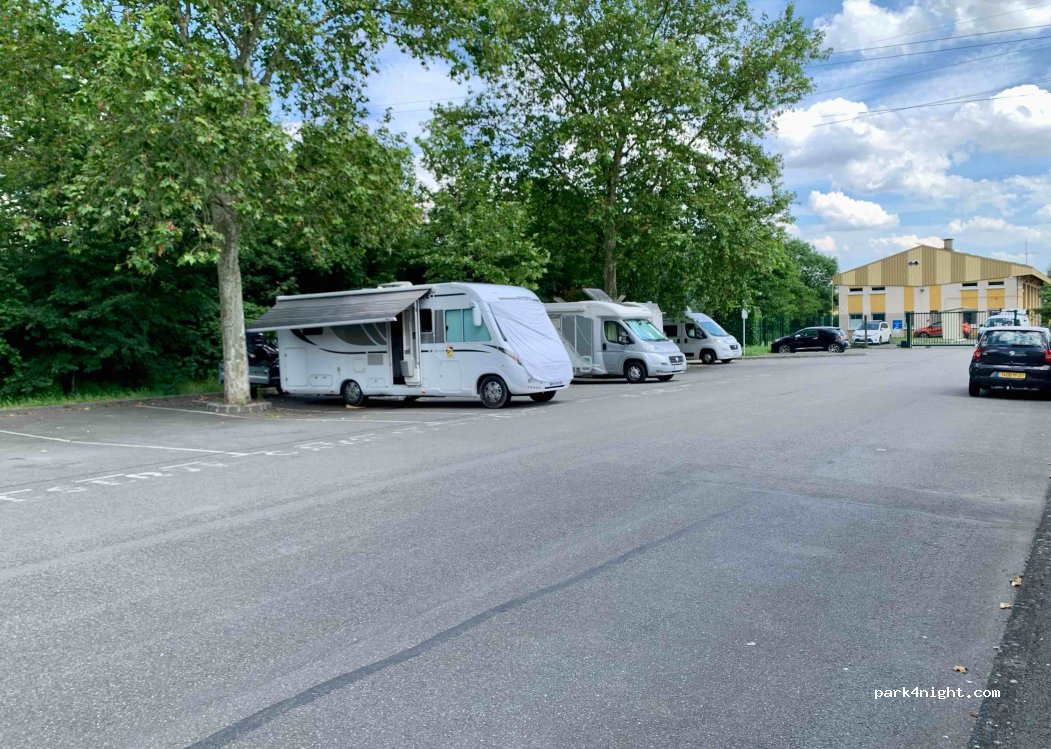 Aire de camping-cars Belleville-en-Beaujolais — foto 4
