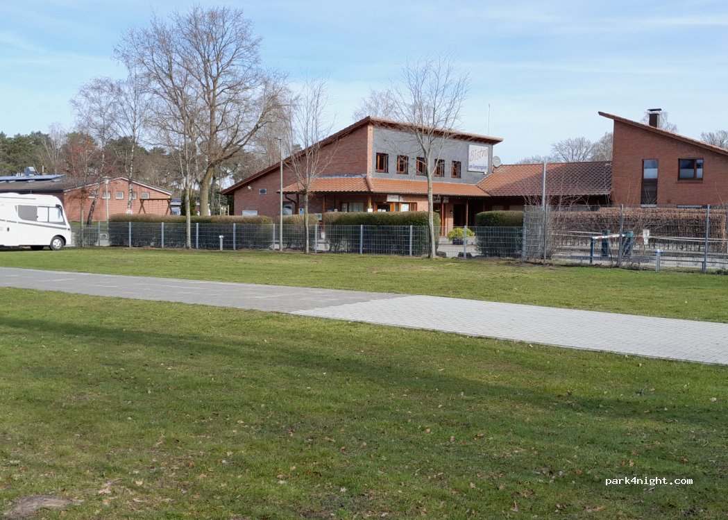 Wohnmobilstellplatz vor dem Camping Park Haddorfer Seen — foto 2