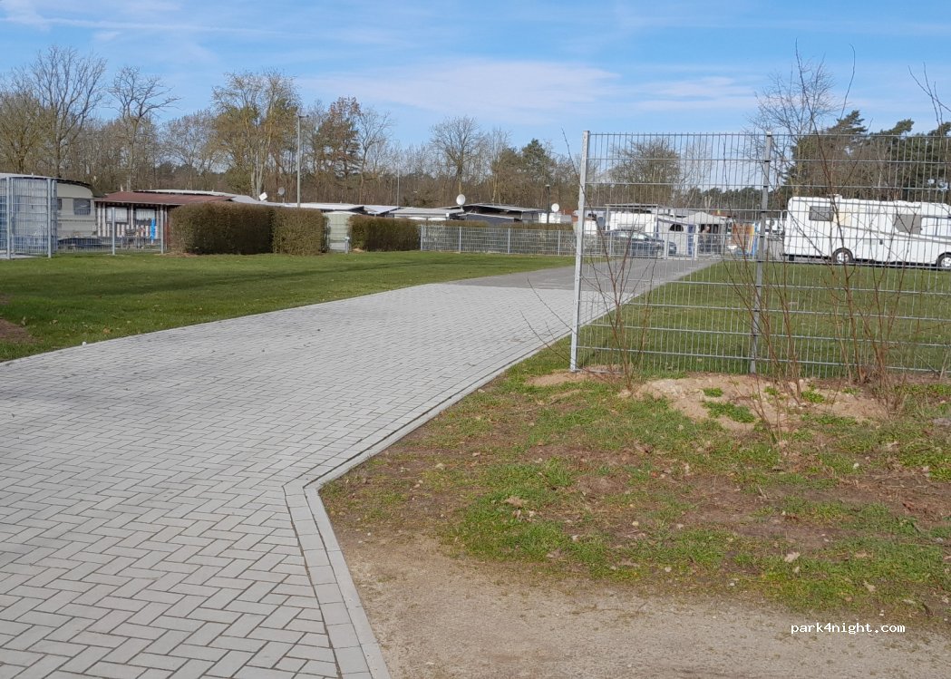 Wohnmobilstellplatz vor dem Camping Park Haddorfer Seen — foto 4