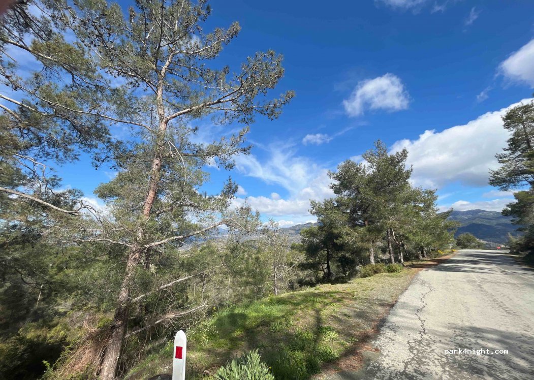 (4560) Louvaras - Unnamed Road — foto