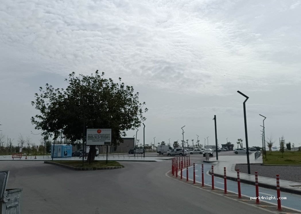 (33010) Akdeniz - unnamed road — foto