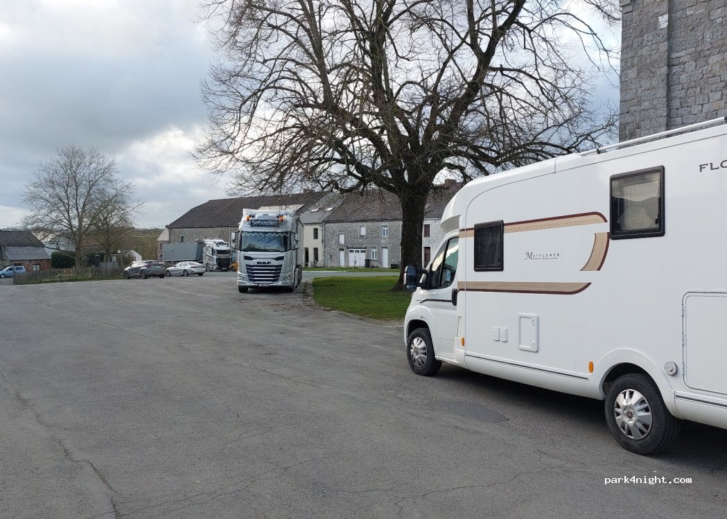 (5600) Philippeville - 2 Place Sainte-Geneviève — foto
