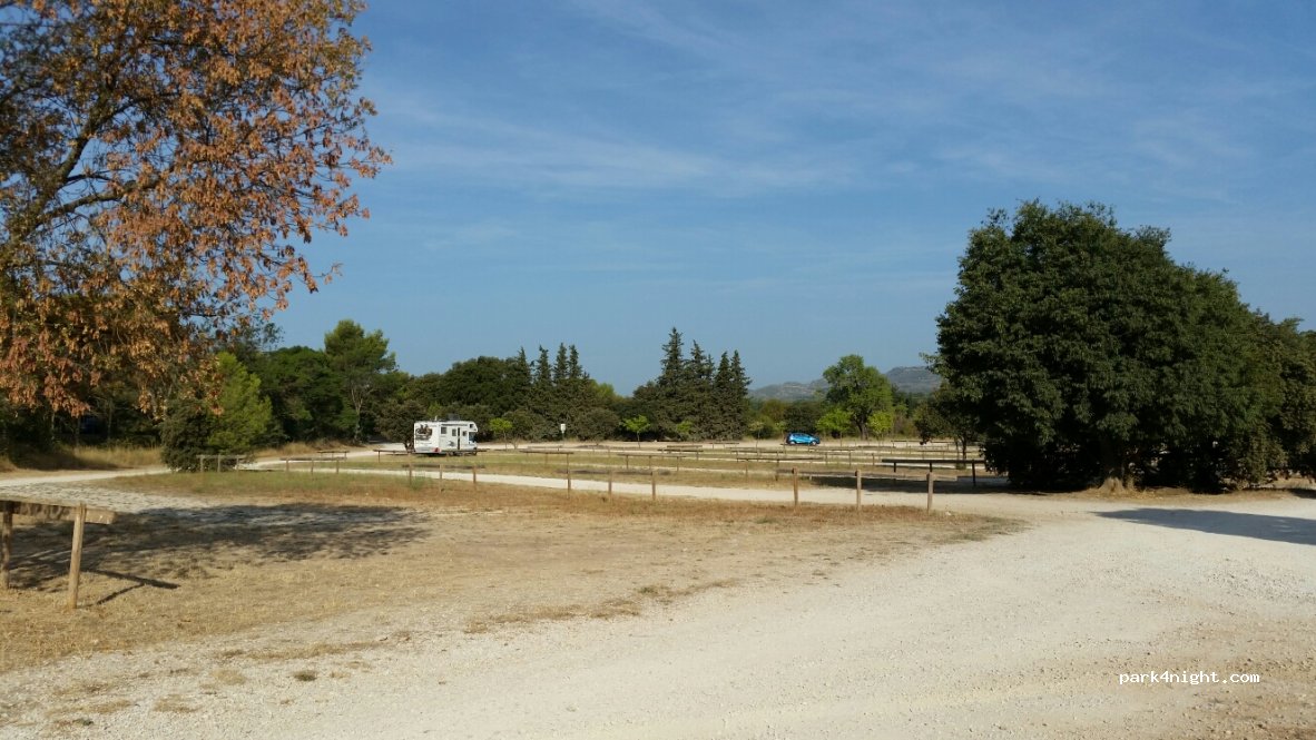 (13330) La Barben - Route de Saint-Cannat — foto