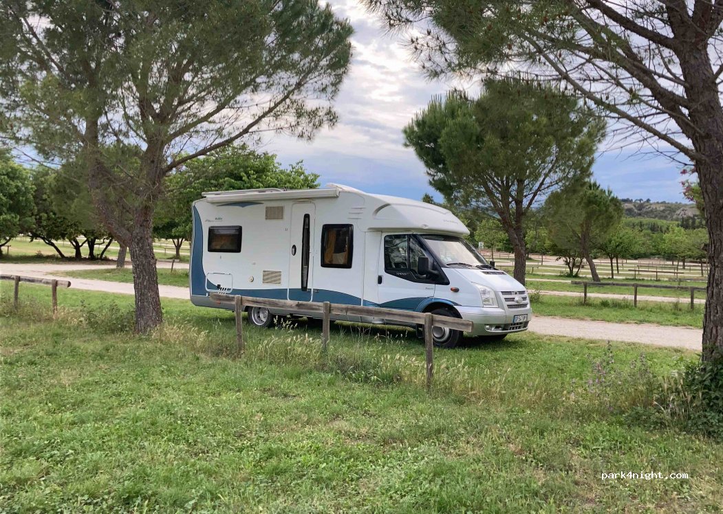 (13330) La Barben - Route de Saint-Cannat — foto 2