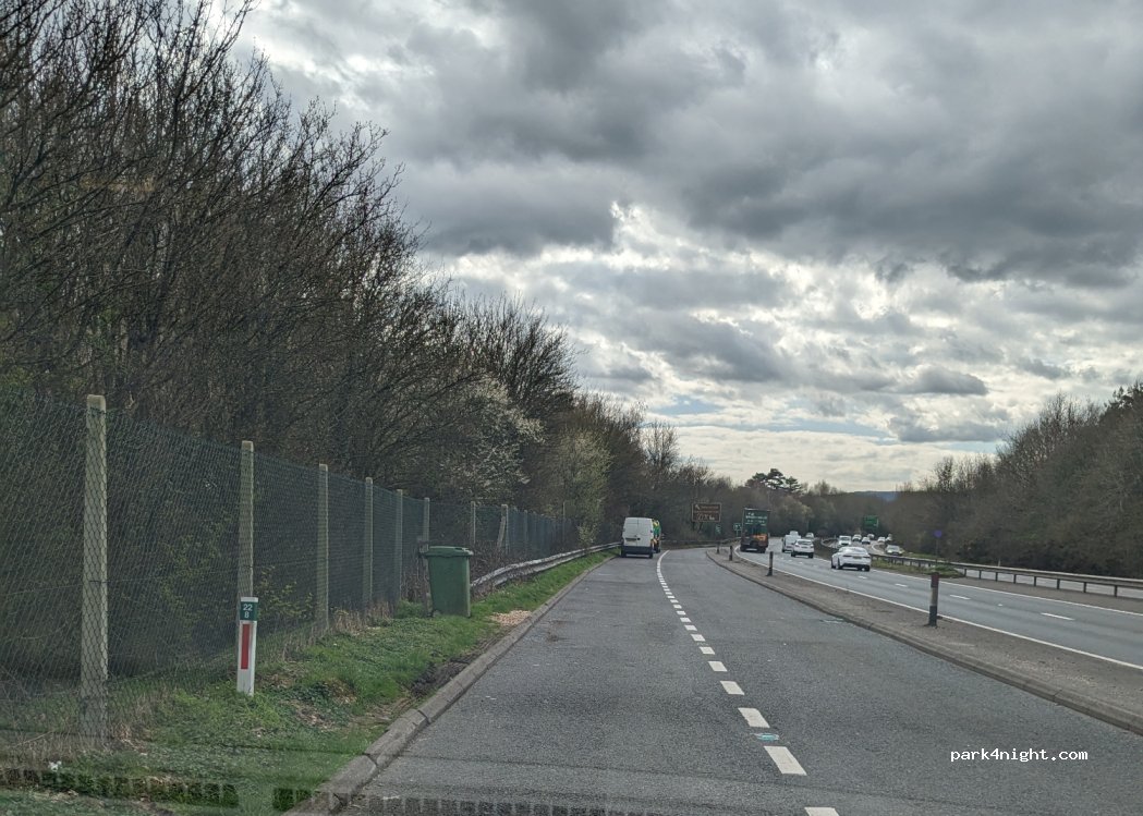 (GU32 2BD) Petersfield - A3 — foto