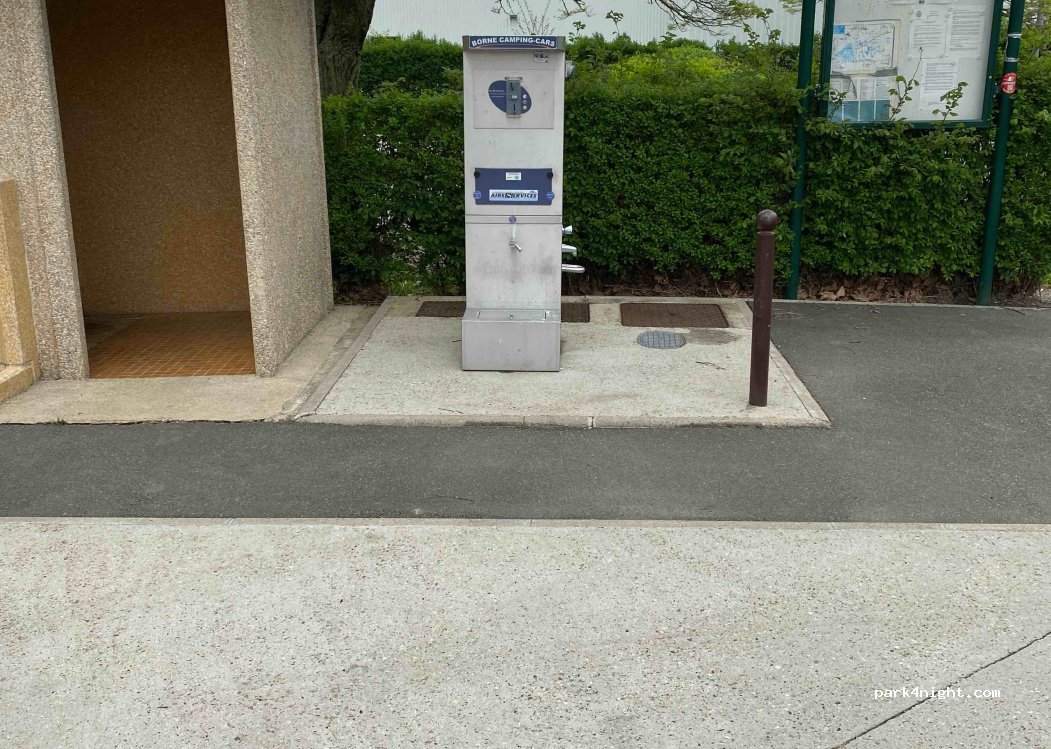 (60210) Grandvilliers - 5-6 Place de la Censé — foto 3