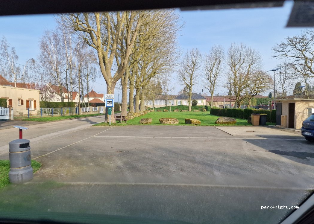 (60210) Grandvilliers - 5-6 Place de la Censé — foto 4