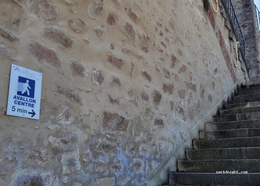 (89200) Avallon - Rue de la Font Neuve — foto 2