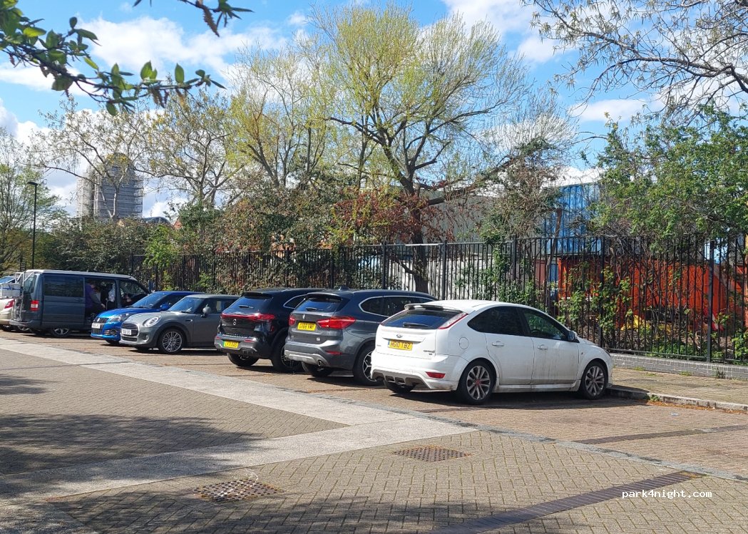 (SE16 7SZ) London - Plough Way — foto