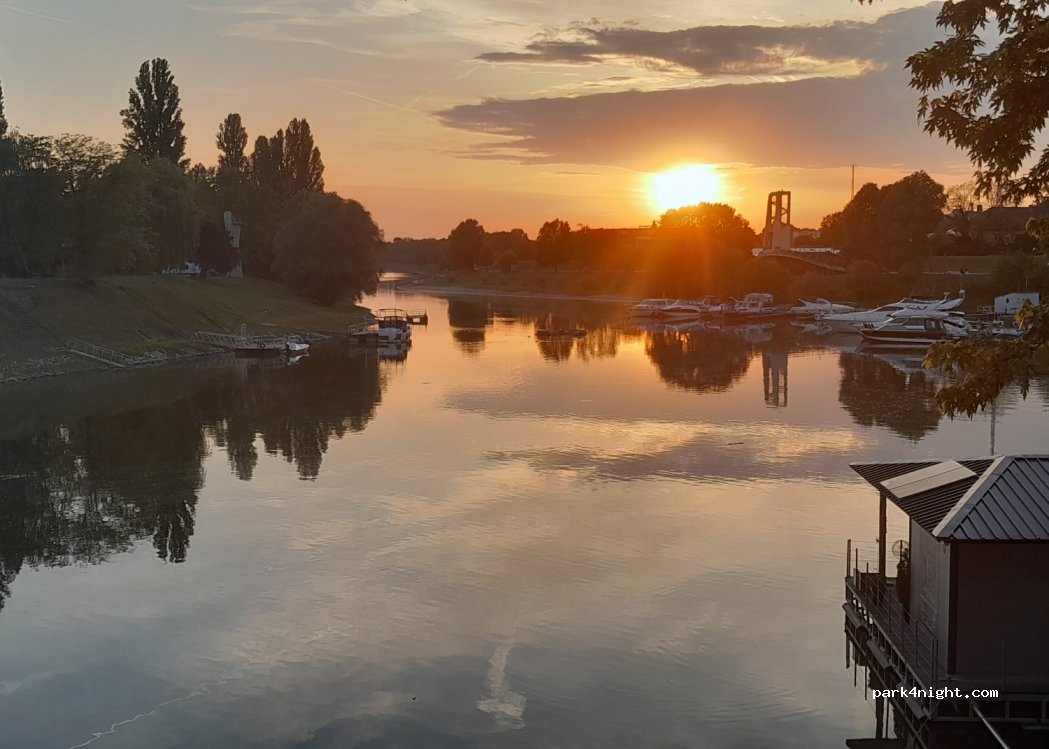 (6500) Baja - 2 Március 15. sétány — foto